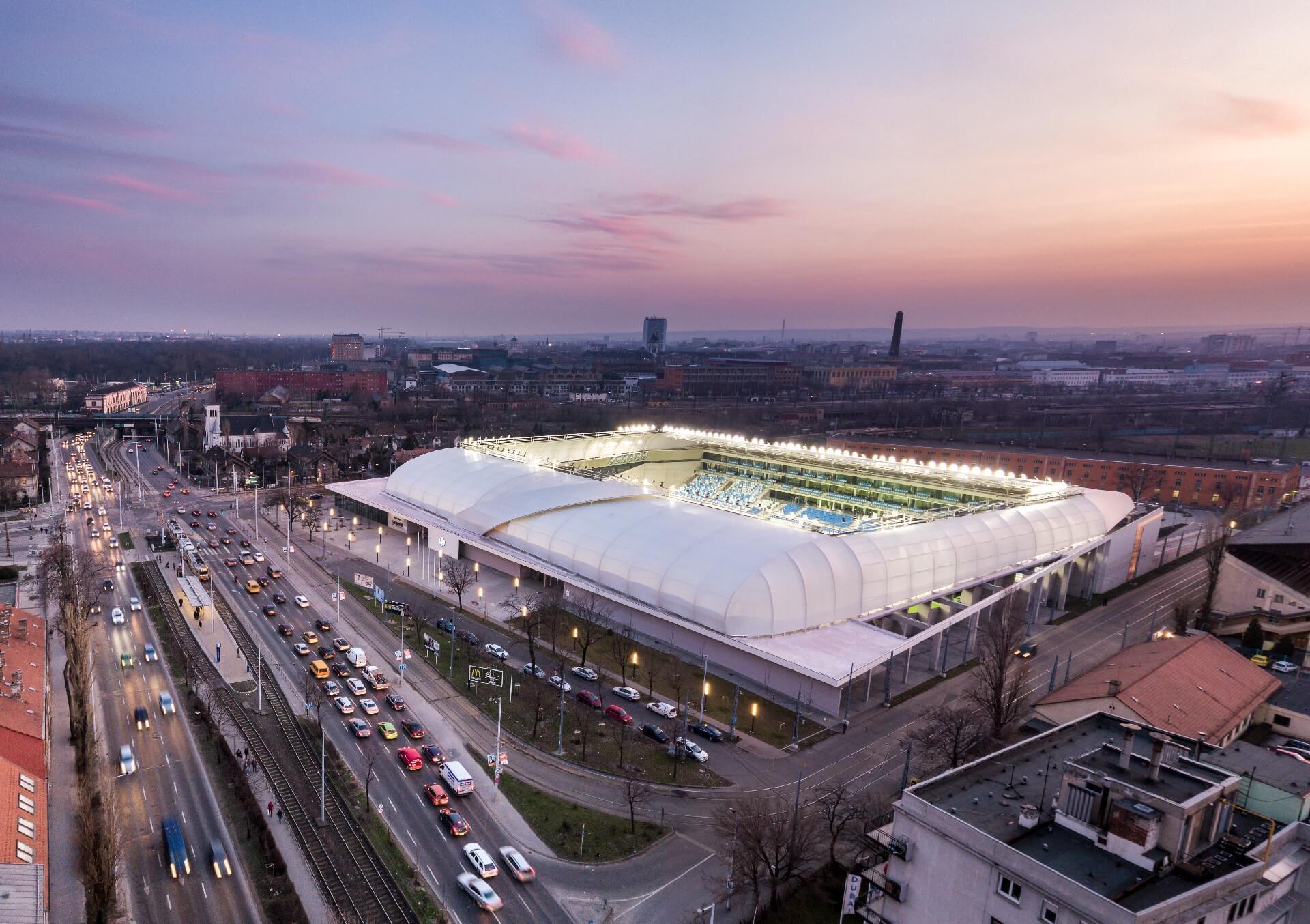 MTK Stadion drónfotó esti fényekkel